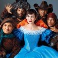 Que contar de la historia de BLANCANIEVES (MIRROR, MIRROR) aparte de que es una película que rebosa colorido, comedia y música. Dicho esto es por que en la escena de...