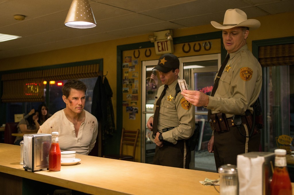 Jack Reacher, Judd Lormand es Local Deputy and Jason Douglas es el Sheriff en Jack Reacher: Never Go Back