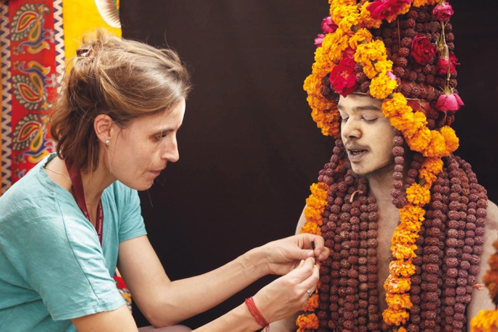 Marie-equipo técnico de HUMAN preparando una entrevista a Khumba Mela durante la gran peregrinación hindú que se celebra cada doce años. Reuniendo cerca de 100 millones de seguidores en las orillas del Ganges.